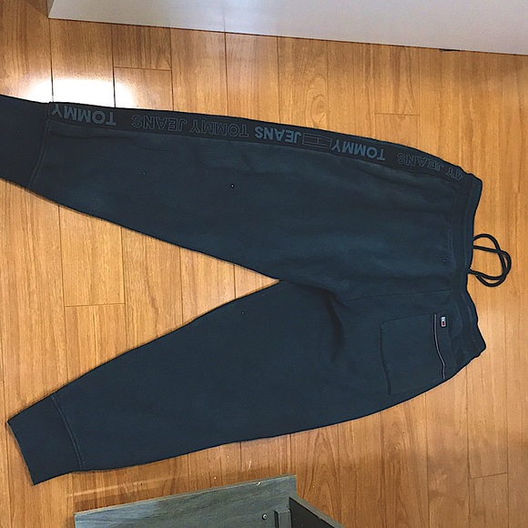 I am selling my tommy sweats because they weren’t my style - Picture 2 of 2